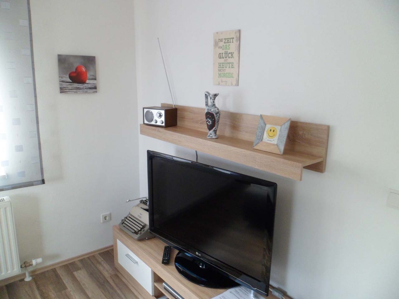 Flachbildfernseher mit Fernsehwand