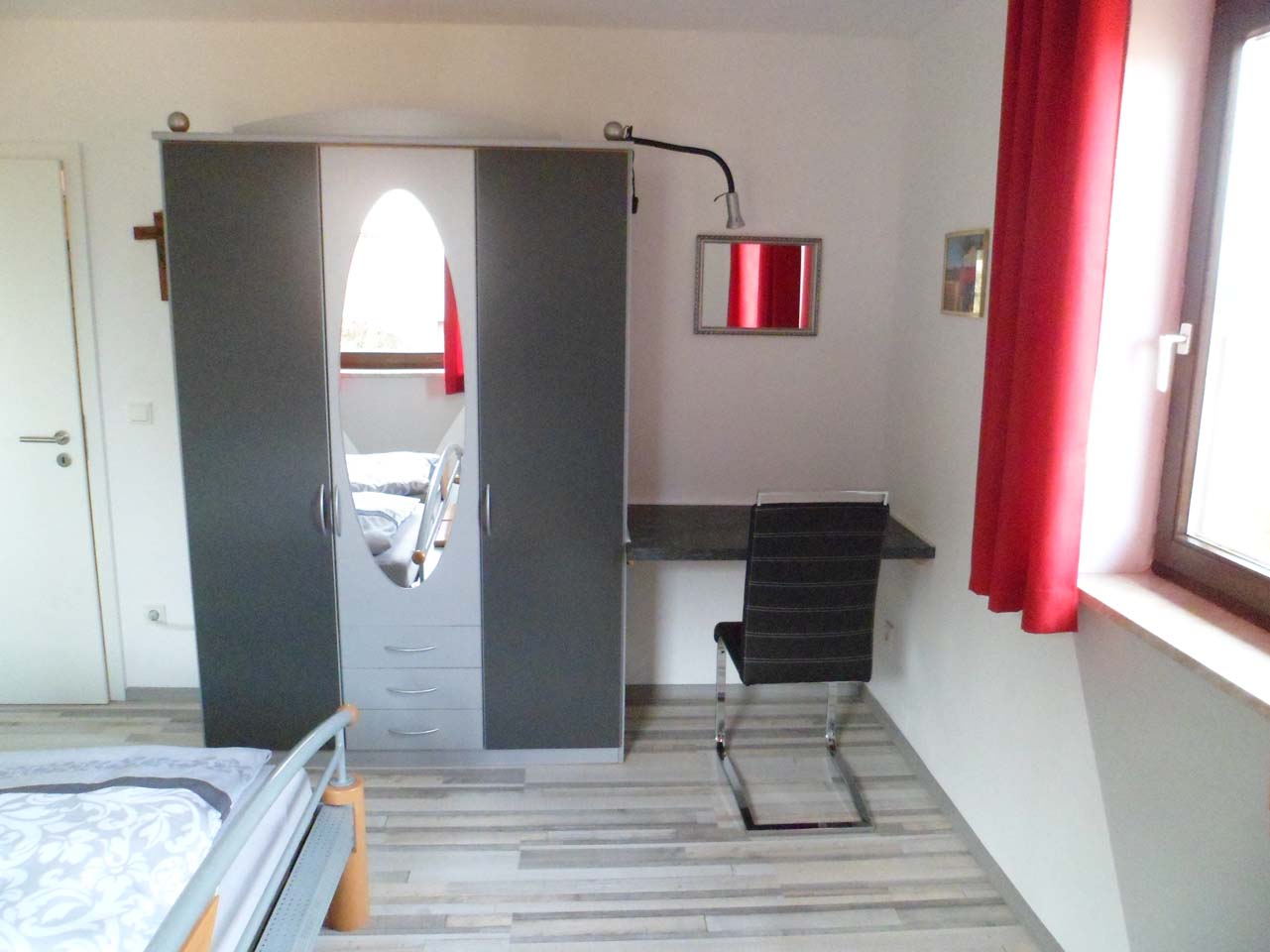 Kleiderschrank im Schlafzimmer