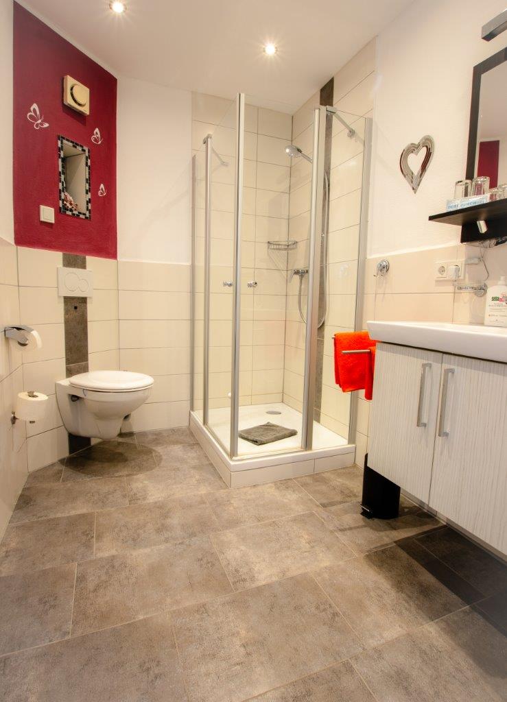 Stylisches Badezimmer im Überblick