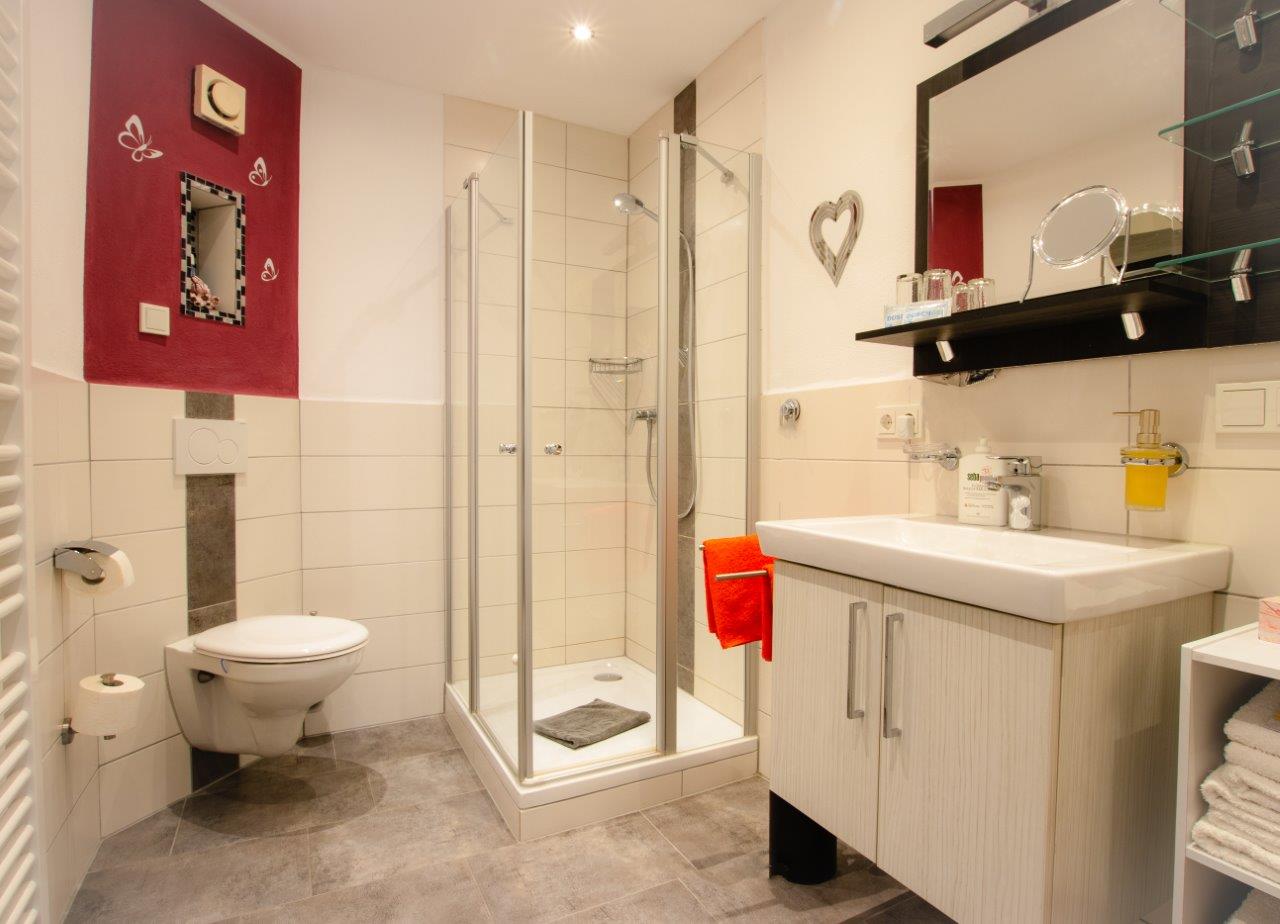 Modernes Waschbecken im Badezimmer