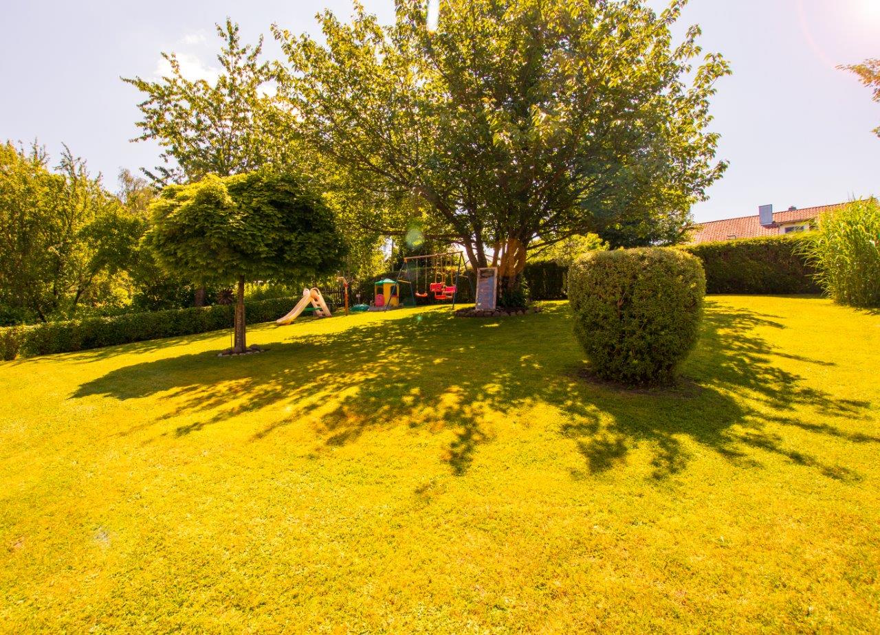 Gemütliche Garten im Sommer