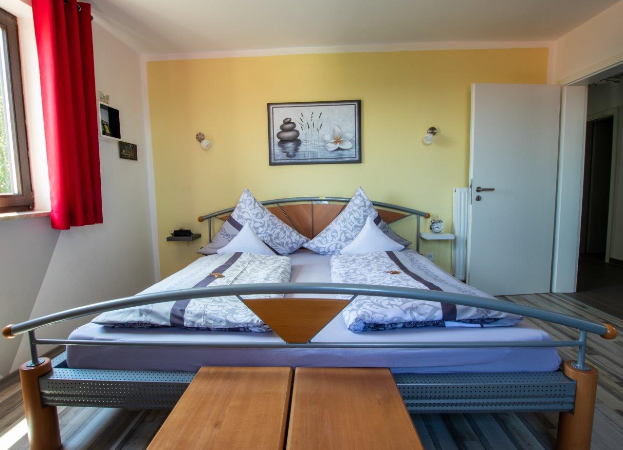 Bett im Schlafzimmer