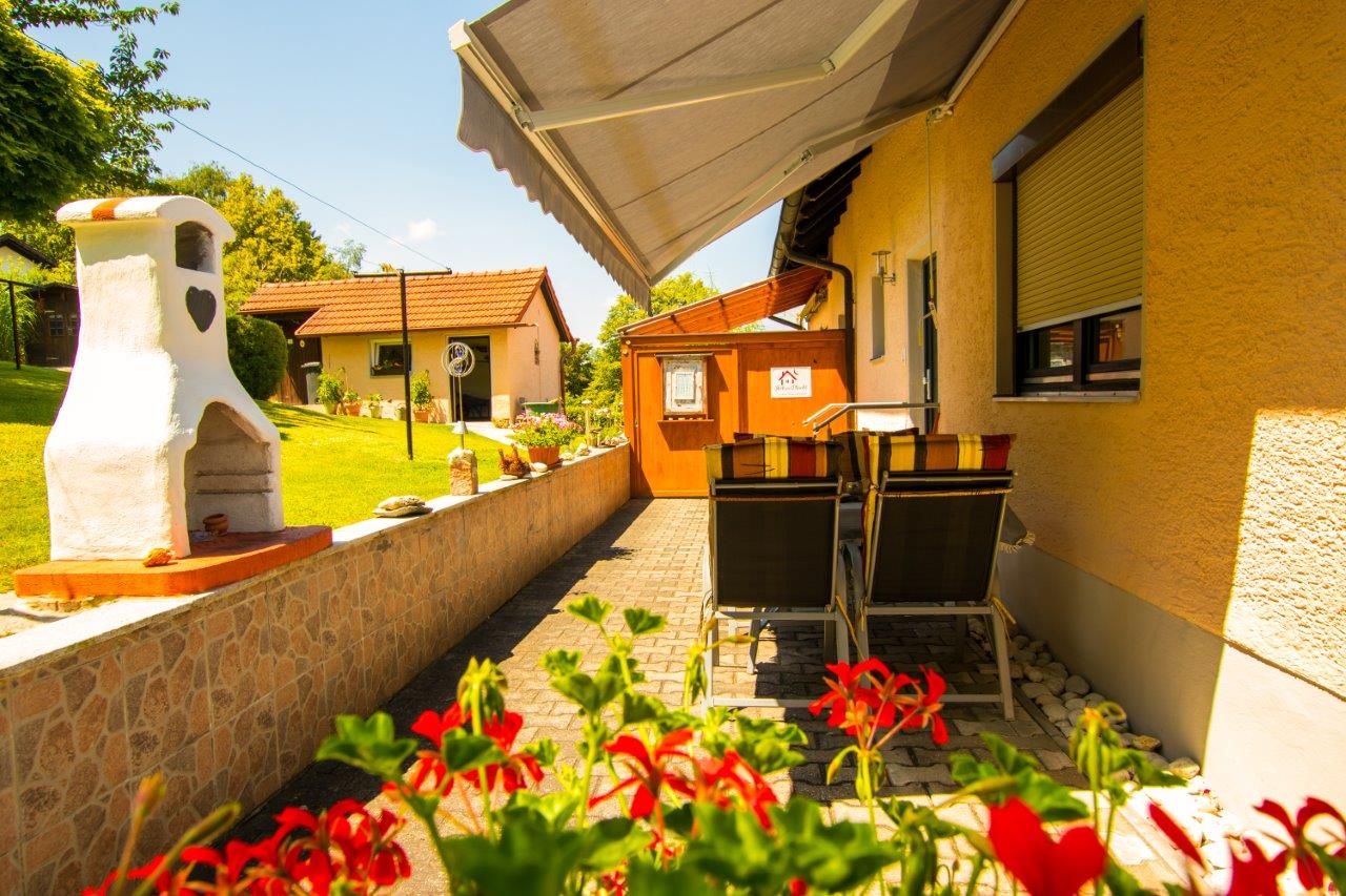 Terrasse mit Sitzgruppe und Grillplatz